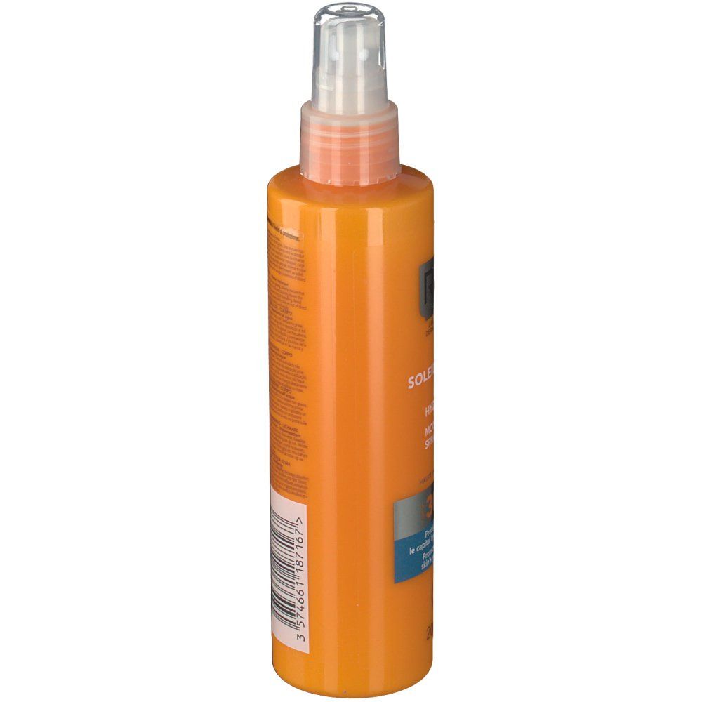 Flacone arancione con vaporizzatore. Testo e codice a barre sul lato. Nome del prodotto non visibile.