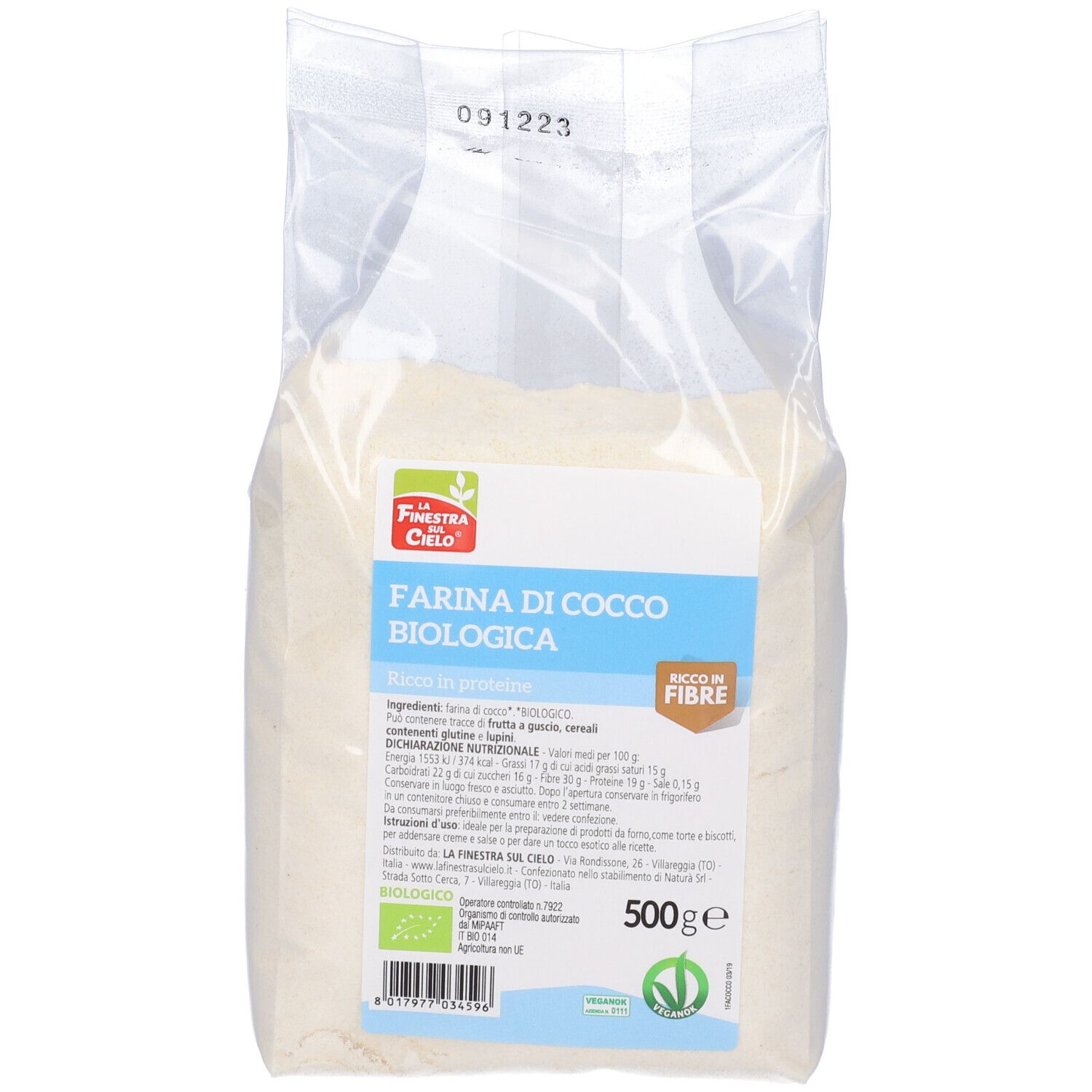 Confezione di farina di cocco biologica. Scritta: Farina di Cocco Biologica. Contiene 500 g. Sigillo biologico. Confezione trasparente con informazioni.