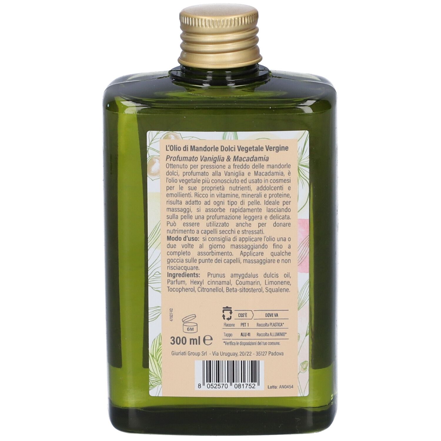 Rückseite einer grünen Glasflasche mit Etikett, das Inhaltsstoffe und Anwendung von Mandelöl beschreibt.