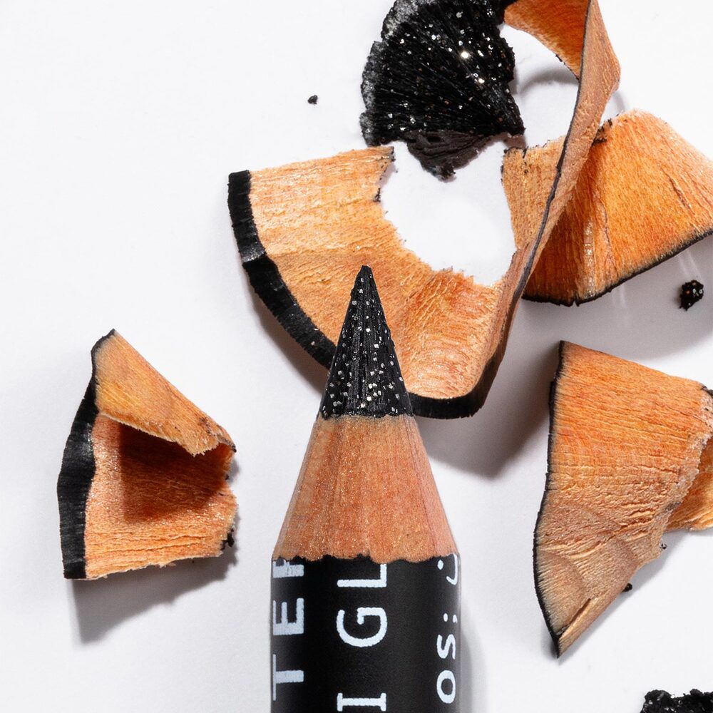 Matita occhi nera glitterata appuntita con trucioli di legno. Nome del prodotto visibile.