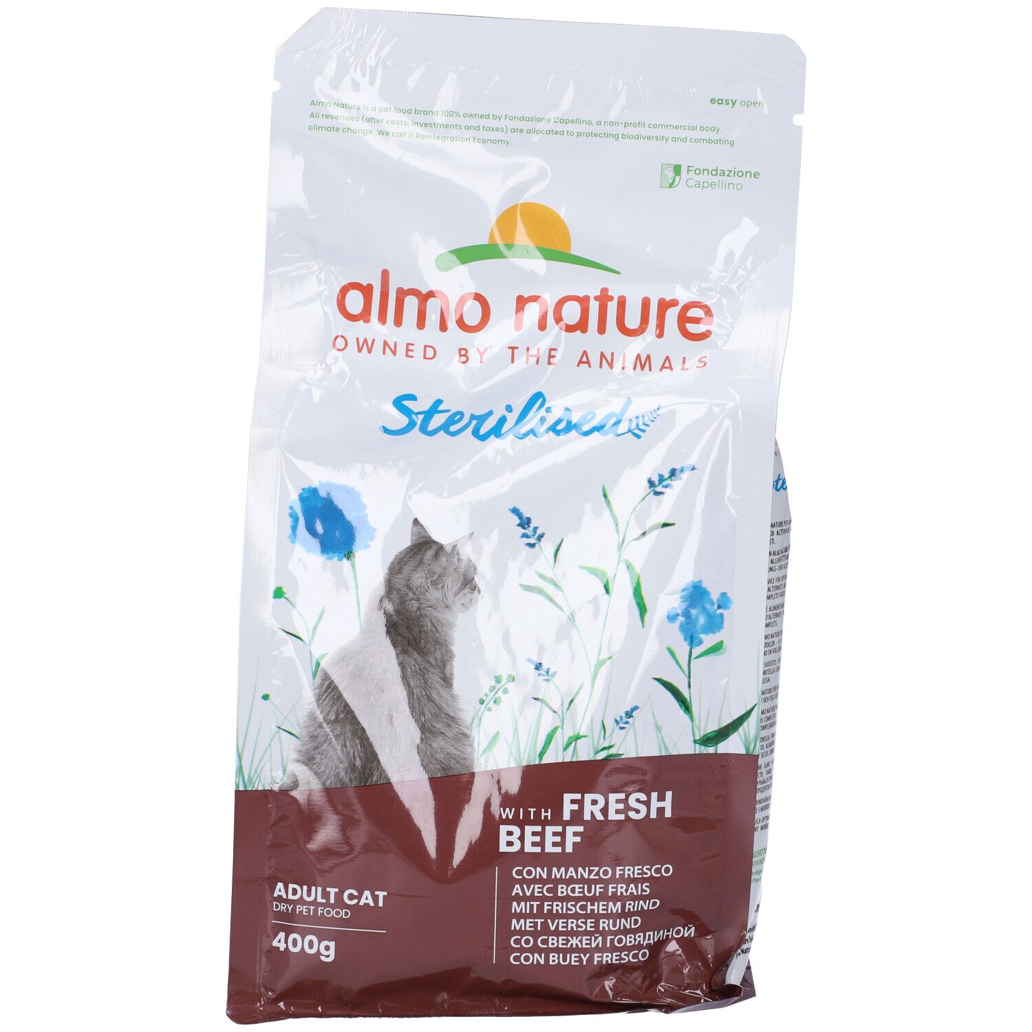Confezione cibo per gatti. Almo Nature, Sterilised, con manzo fresco. 400g. Immagine di un gatto e fiori.