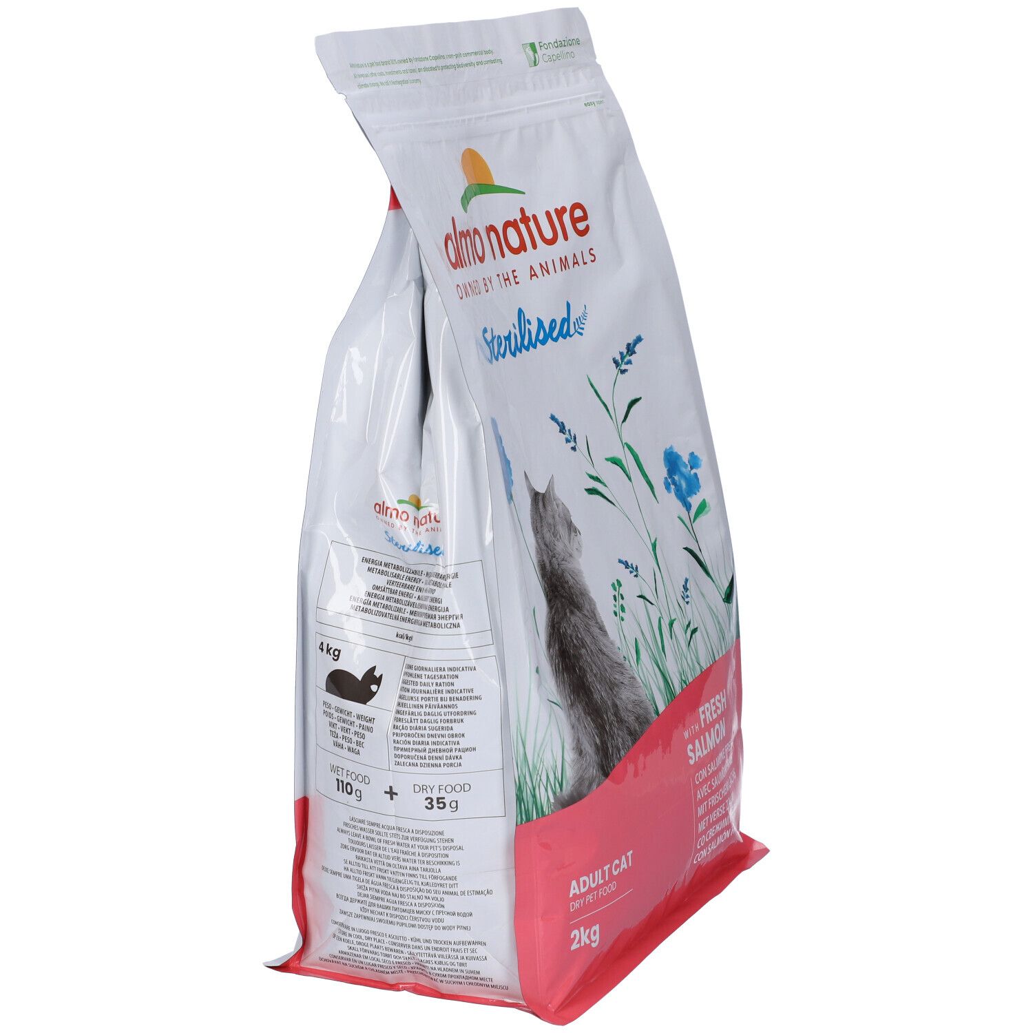 Confezione di cibo per gatti Almo Nature, 'Sterilised' e 'Fresh Salmon'. Vista laterale. Immagine di gatto. 2kg, per gatti adulti.