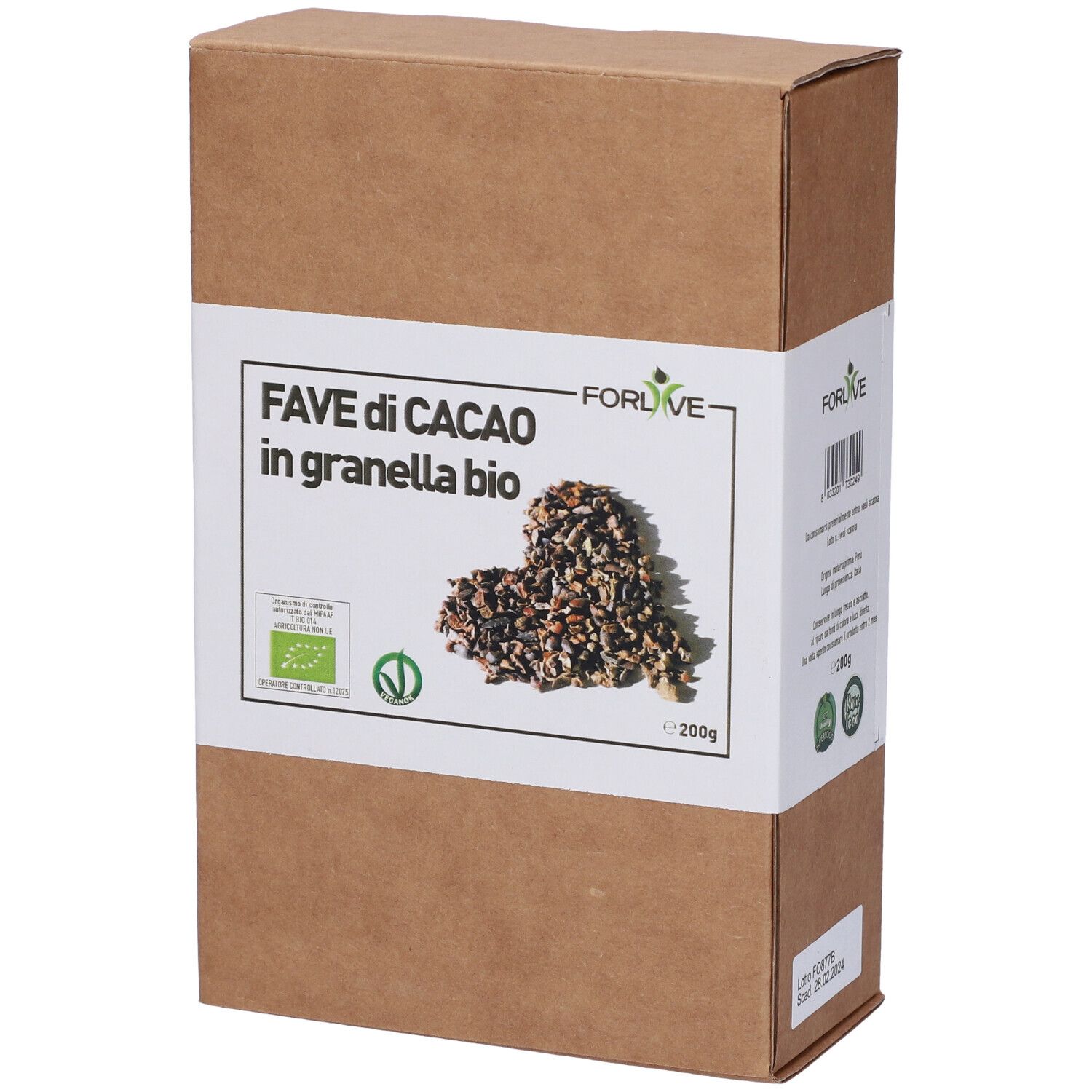 Scatola di cartone marrone con etichetta bianca. Scritto: Fave di Cacao in granella bio. Marchio biologico e fave di cacao.