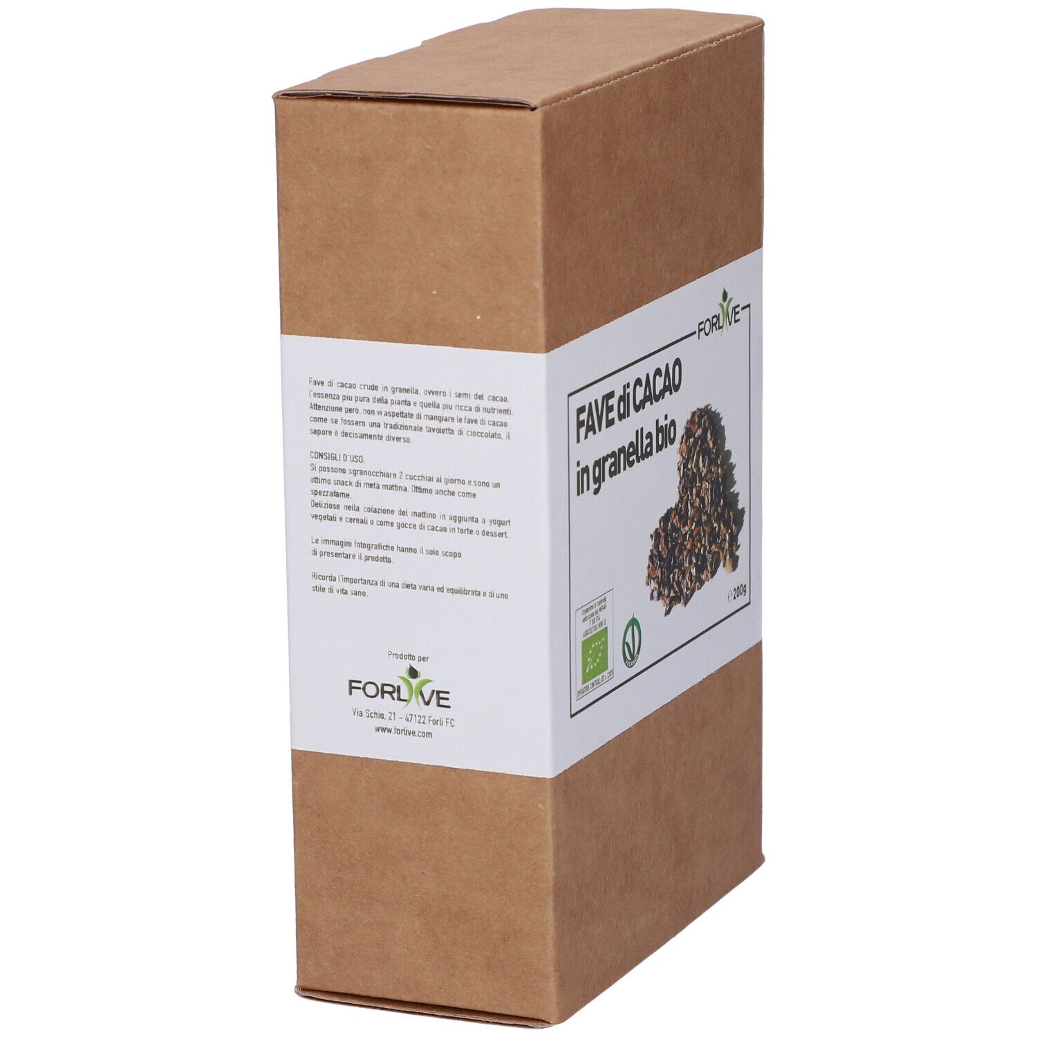 Scatola di cartone marrone con etichetta bianca. Scritto: Fave di Cacao in granella bio. Marchio biologico e fave di cacao.