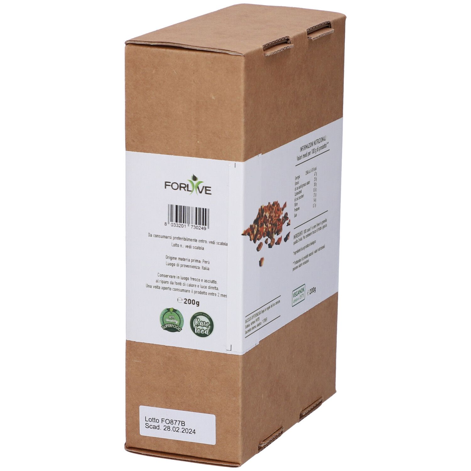 Scatola di cartone marrone con etichetta bianca. Scritto: Informazioni nutrizionali. Marchio vegano. Fave di cacao.