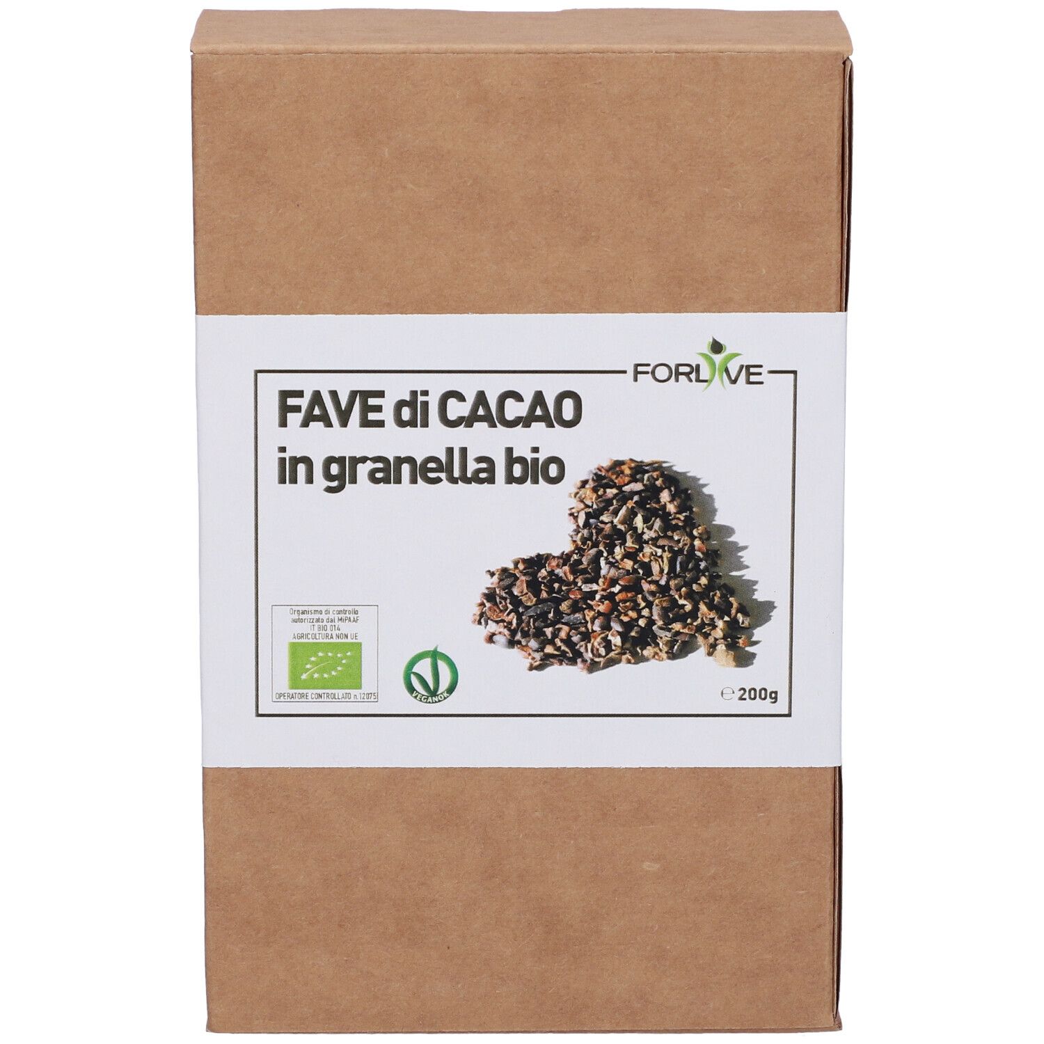 Scatola di cartone marrone con etichetta bianca. Scritto: Fave di Cacao in granella bio. Marchio biologico e fave di cacao.