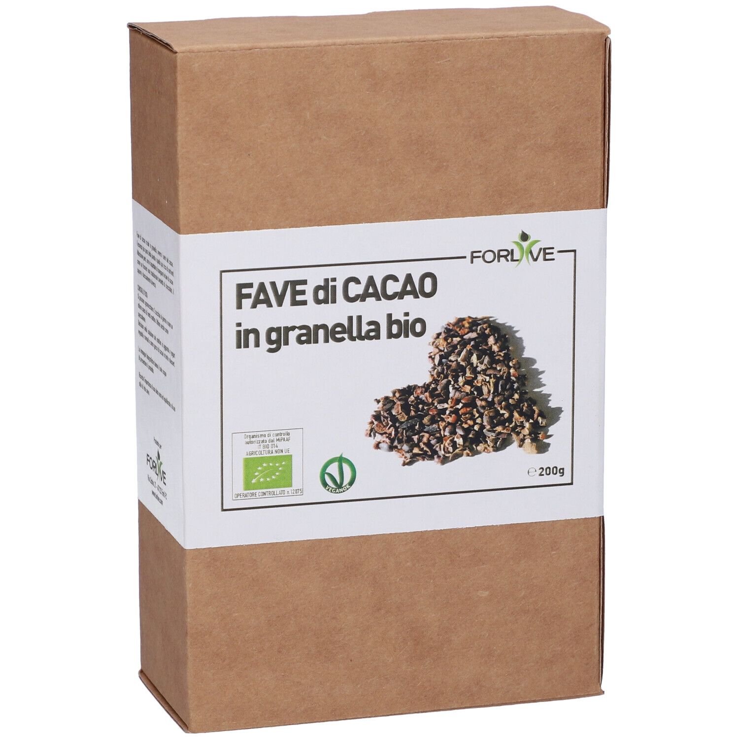 Scatola di cartone marrone con etichetta bianca. Scritto: Fave di Cacao in granella bio. Marchio biologico e fave di cacao.