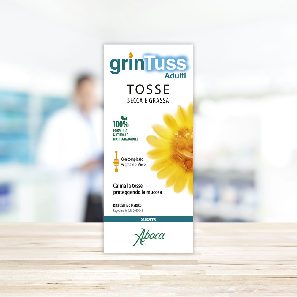 Produktverpackung mit Aufschrift grinTuss Adulti. Hintergrund unscharf. Aboca-Logo.