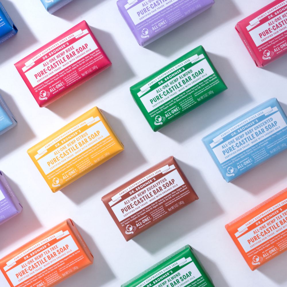 Diversi saponi in vari colori. Scritta: Dr. Bronner's All-One Pure-Castile Bar Soap. Profumi diversi.