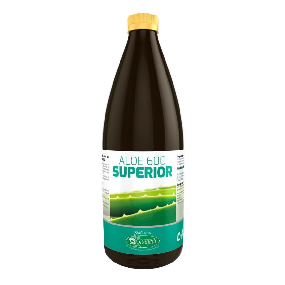 Bottiglia marrone con tappo dorato. Scritta: Aloe 600 Superior. Etichetta verde e bianca con motivo aloe vera.
