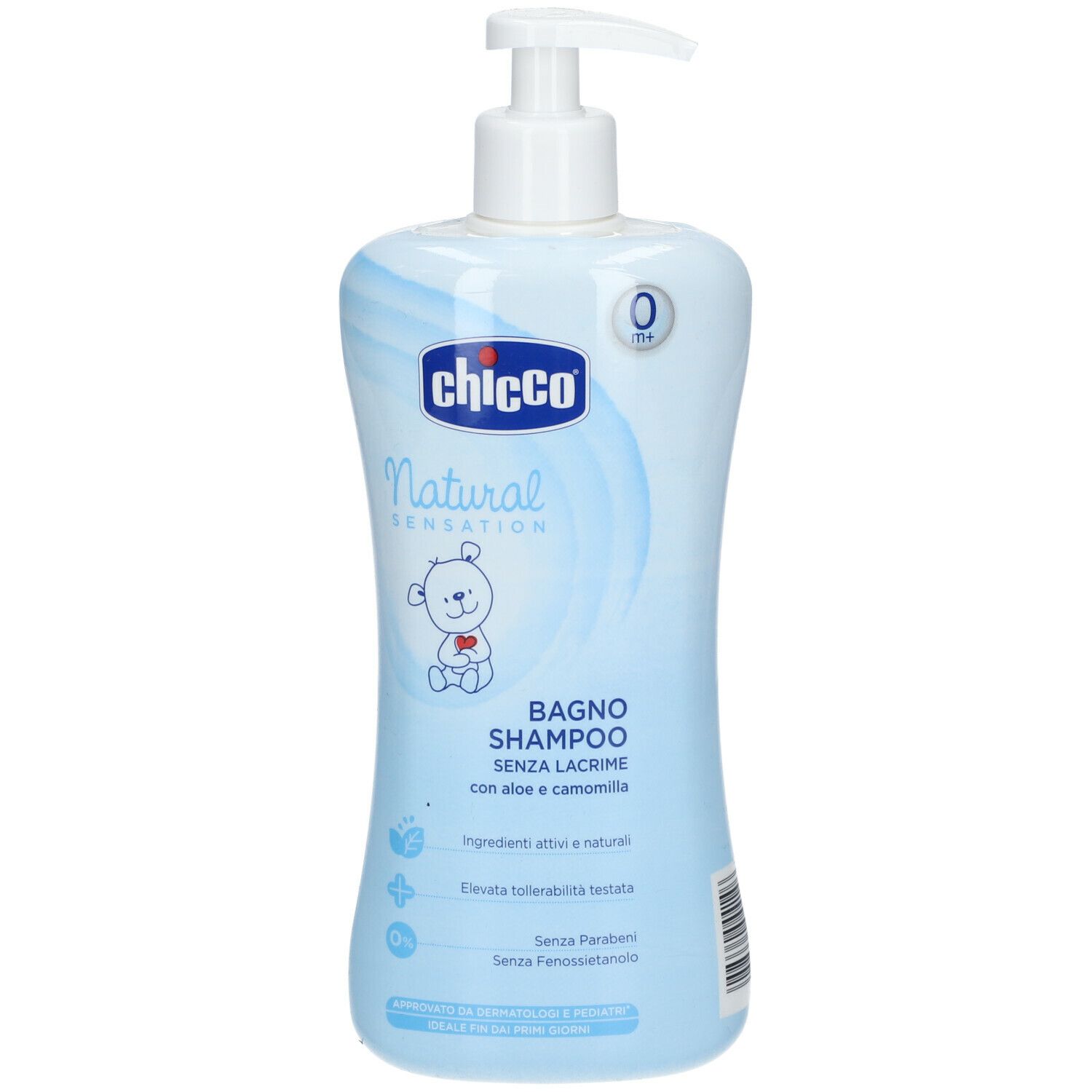 Flacone azzurro con dosatore. Logo "Chicco", "Natural Sensation" e illustrazione orsetto. Testo: "Bagno Shampoo Senza Lacrime".