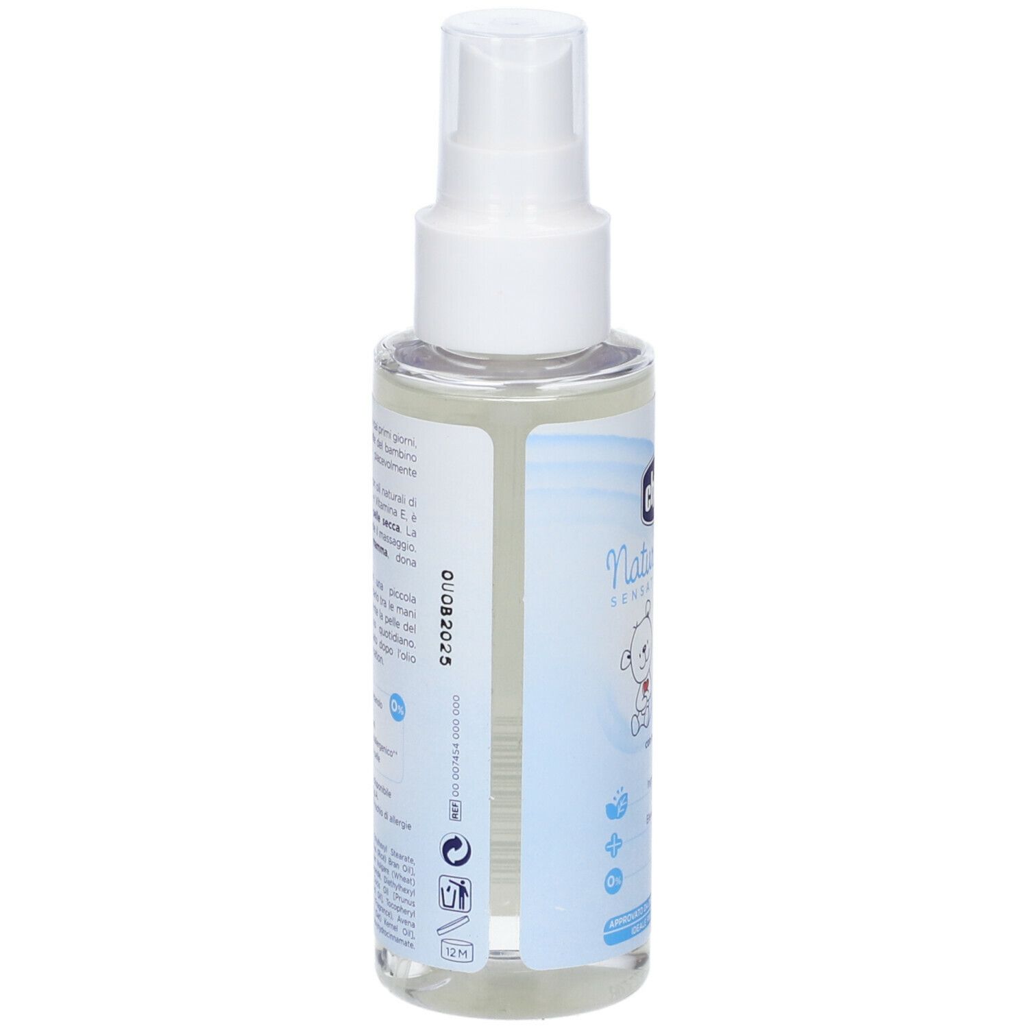 Vista posteriore di un flacone spray trasparente con olio liquido. Scritta: Chicco Natural Sensation, Olio Massaggio. Con ingredienti naturali.