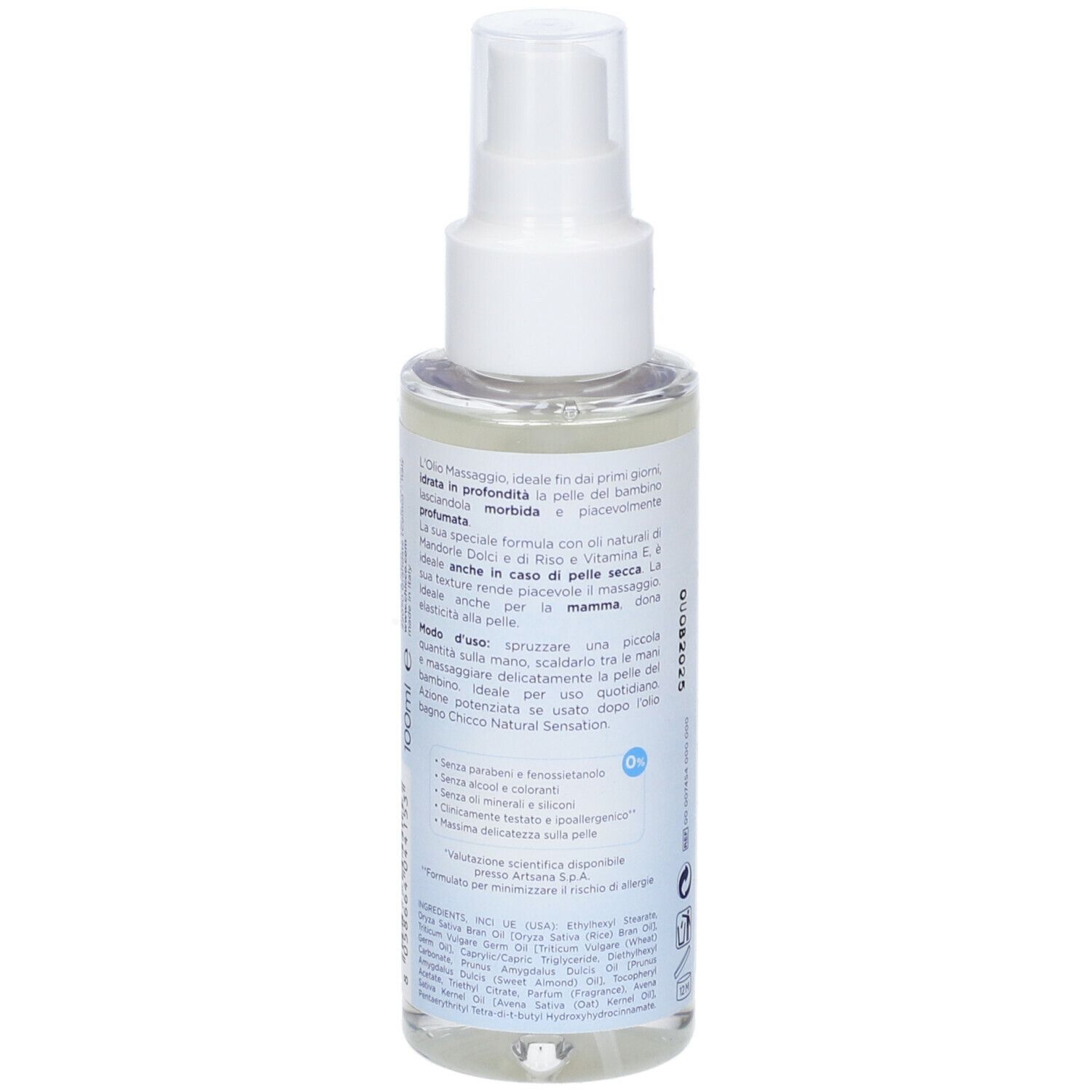 Primo piano di un flacone spray trasparente con olio liquido. Scritta: Chicco Natural Sensation, Olio Massaggio. Con ingredienti naturali.