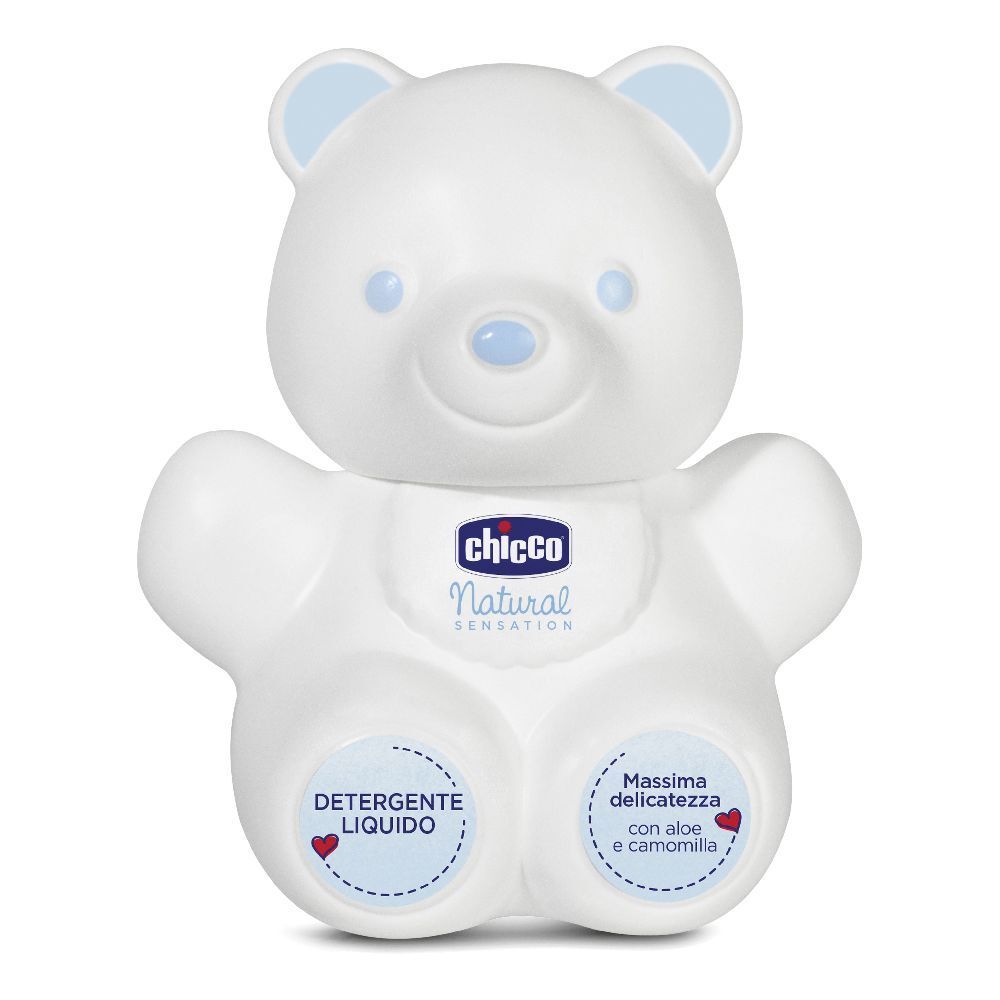 Contenitore bianco a forma di orsetto con dettagli blu. Scritte: Chicco Natural Sensation, Detergente Liquido, Massima delicatezza.