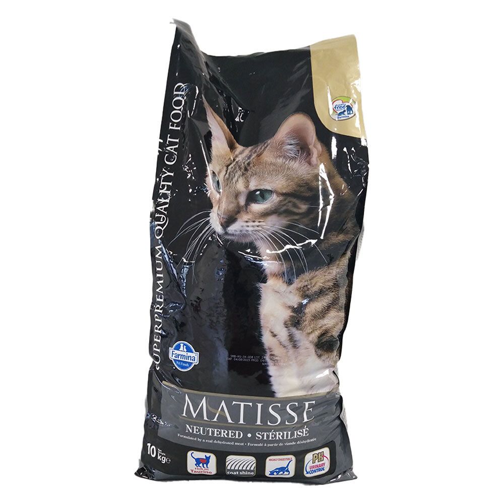 Sacchetto di cibo per gatti. Scritta: Matisse Neutered, gatto, 10 kg. Logo Farmina. Sfondo nero.
