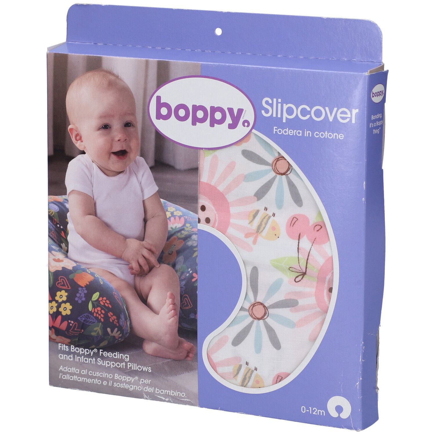 Confezione con fodera Boppy. Motivo floreale e frutta stampato. Bambino su cuscino. Testo: Fodera in cotone.