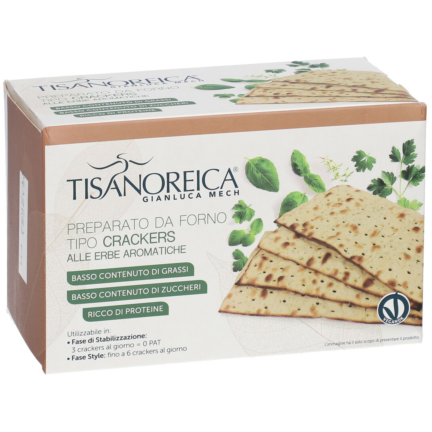 Confezione di cracker alle erbe. Scritte: TISANOREICA, PREPARATO DA FORNO, BASSO CONTENUTO DI GRASSI, BASSO CONTENUTO DI ZUCCHERI, RICCO DI PROTEINE. Sigillo vegano.