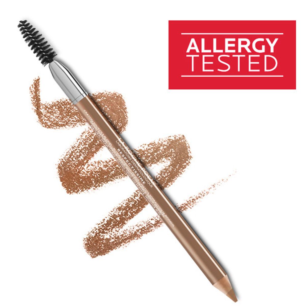 Matita per sopracciglia marrone con spazzola. Sullo sfondo: tratti marroni. Adesivo: Allergy Tested.