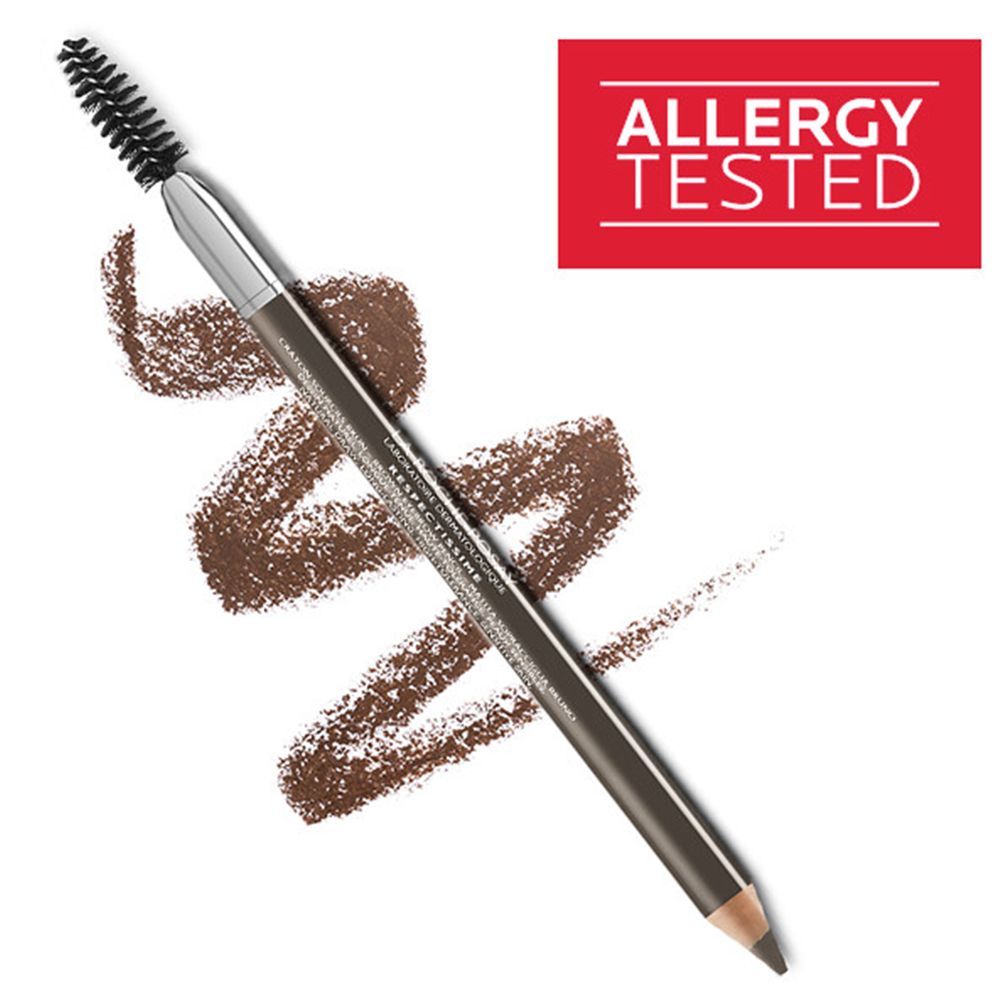 Matita per sopracciglia marrone scuro con spazzola. Su tratto marrone. Adesivo: Allergy Tested.