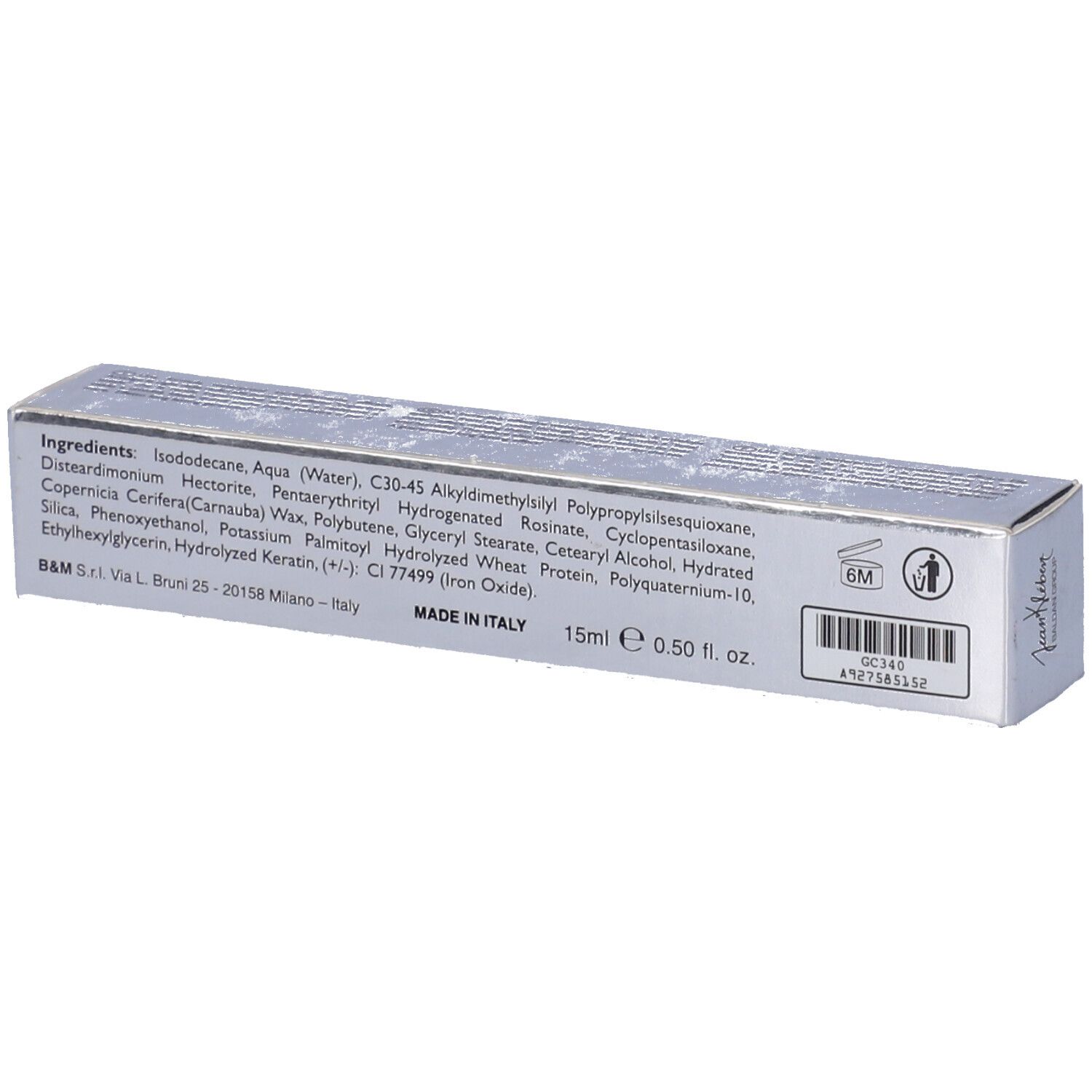Retro di una scatola di mascara argentata. Testo: Ingredienti, 15ml, Made in Italy, numero di lotto, simbolo di durata.
