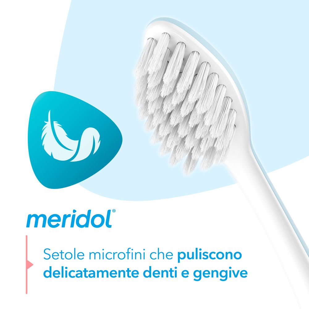 Grafica con simbolo di piuma e testo: 'Setole microfini che puliscono delicatamente denti e gengive'.
