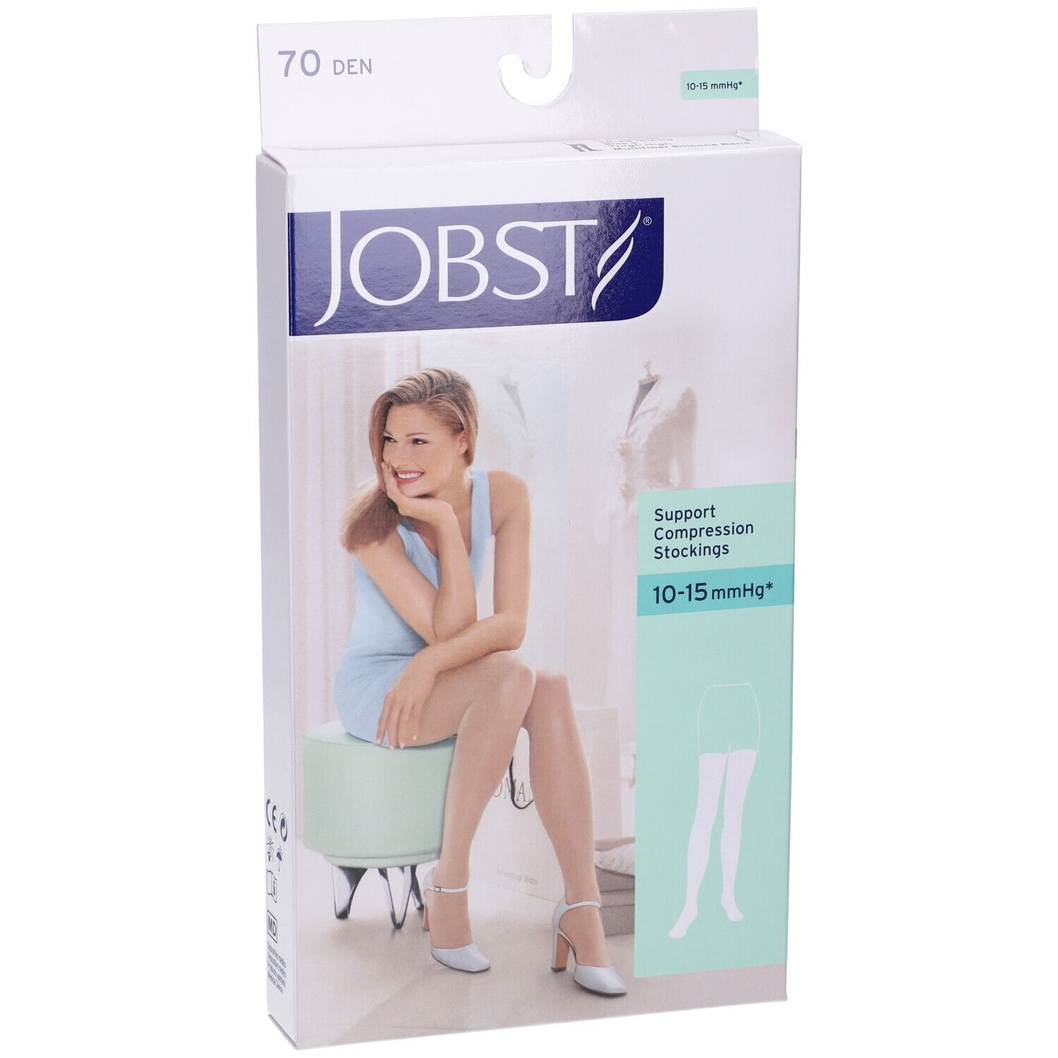 Verpackung mit Kompressionsstrümpfen. Marke JOBST, 70 Den. Aufdruck: 10-15 mmHg. Frau sitzt auf einem Hocker.