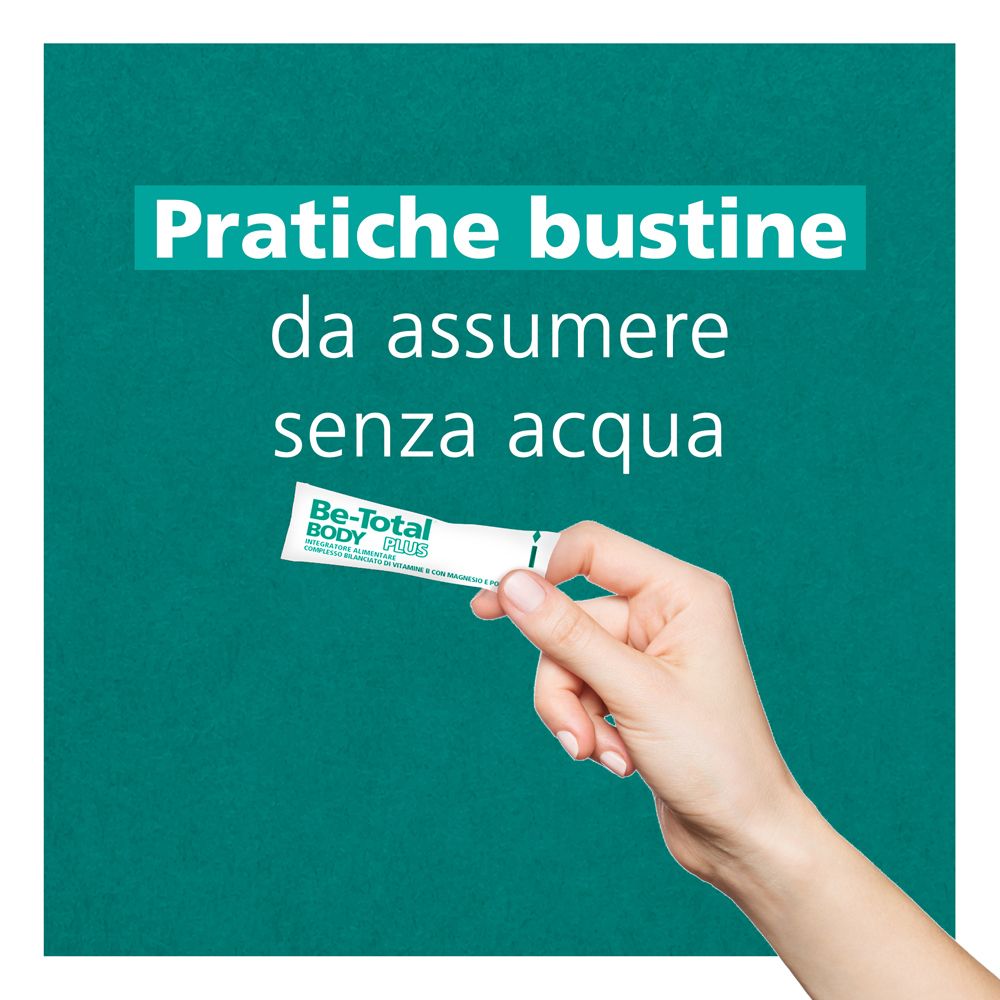 Hand hält einen Be-Total Body Plus Stick. Text: Praktische Sticks zum Einnehmen ohne Wasser.
