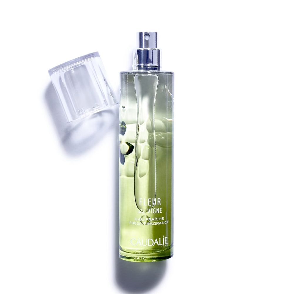 Flacone trasparente con vaporizzatore e tappo aperto. Scritta Fleur de Vigne e Caudalie.