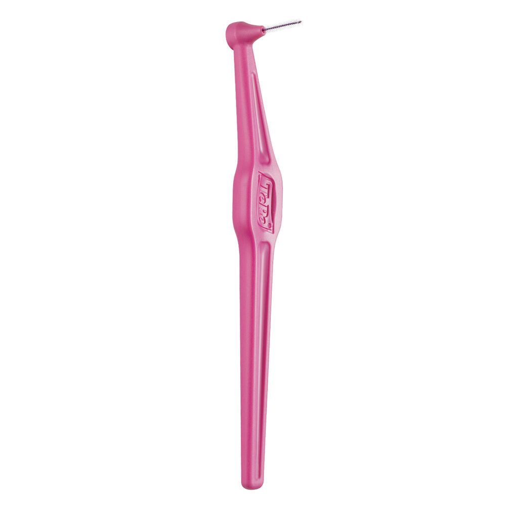 Einzelne pinkfarbene TePe Angle Interdentalbürste. Der Bürstenkopf ist abgewinkelt.
