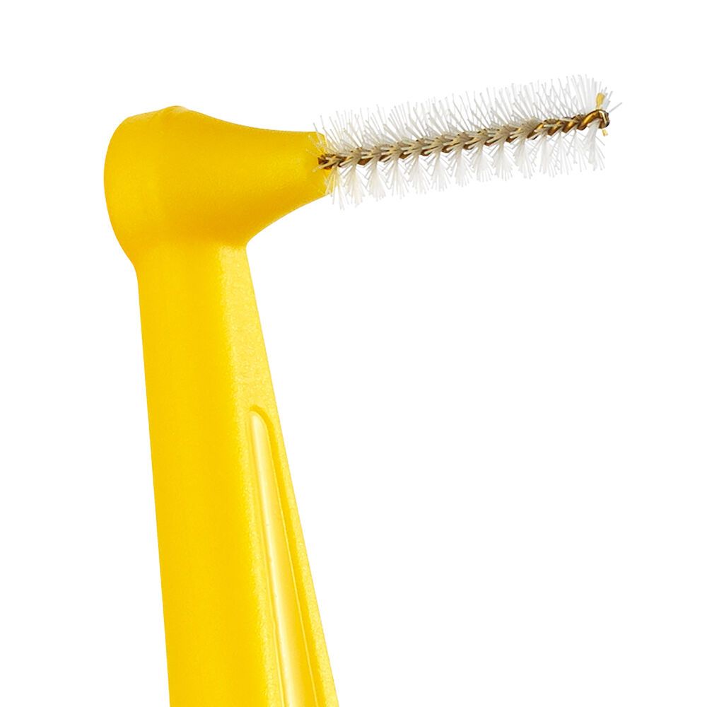 Primo piano della testina di uno scovolino interdentale TePe Angle™ giallo. Setole e testina angolata visibili.