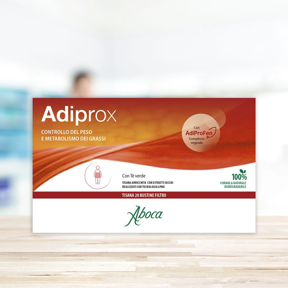 Adiprox-Verpackung. Rote und weiße Verpackung mit Text. Enthält 20 Teebeutel. Aboca-Logo.