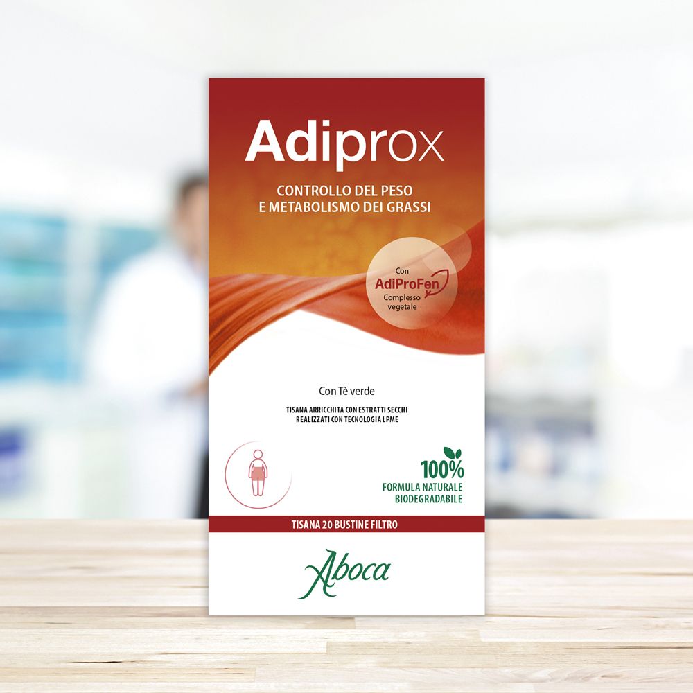 Adiprox-Verpackung. Rote und weiße Verpackung mit Text. Enthält 20 Teebeutel. Aboca-Logo.