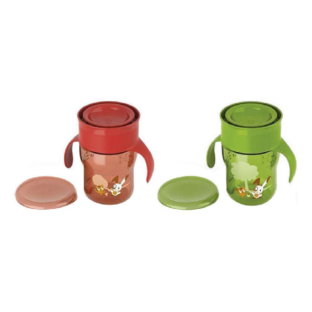 Due tazze con coperchi e manici. Una rossa, una verde. Entrambe hanno un design a cartoni animati.