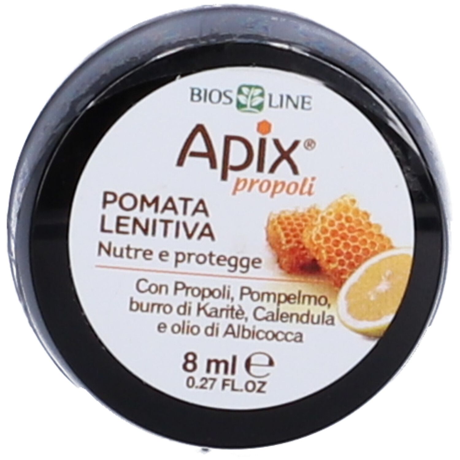 Draufsicht auf eine schwarze Dose. Etikett mit Apix propoli, Pomata Lenitiva, Honigwabe und Zitrone. Text: 8 ml, 0.27 FL.OZ.