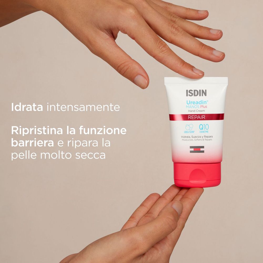 Mani che tengono un tubetto di crema. Testo: Idratata intensamente, Ripristina la funzione barriera e ripara la pelle molto secca.