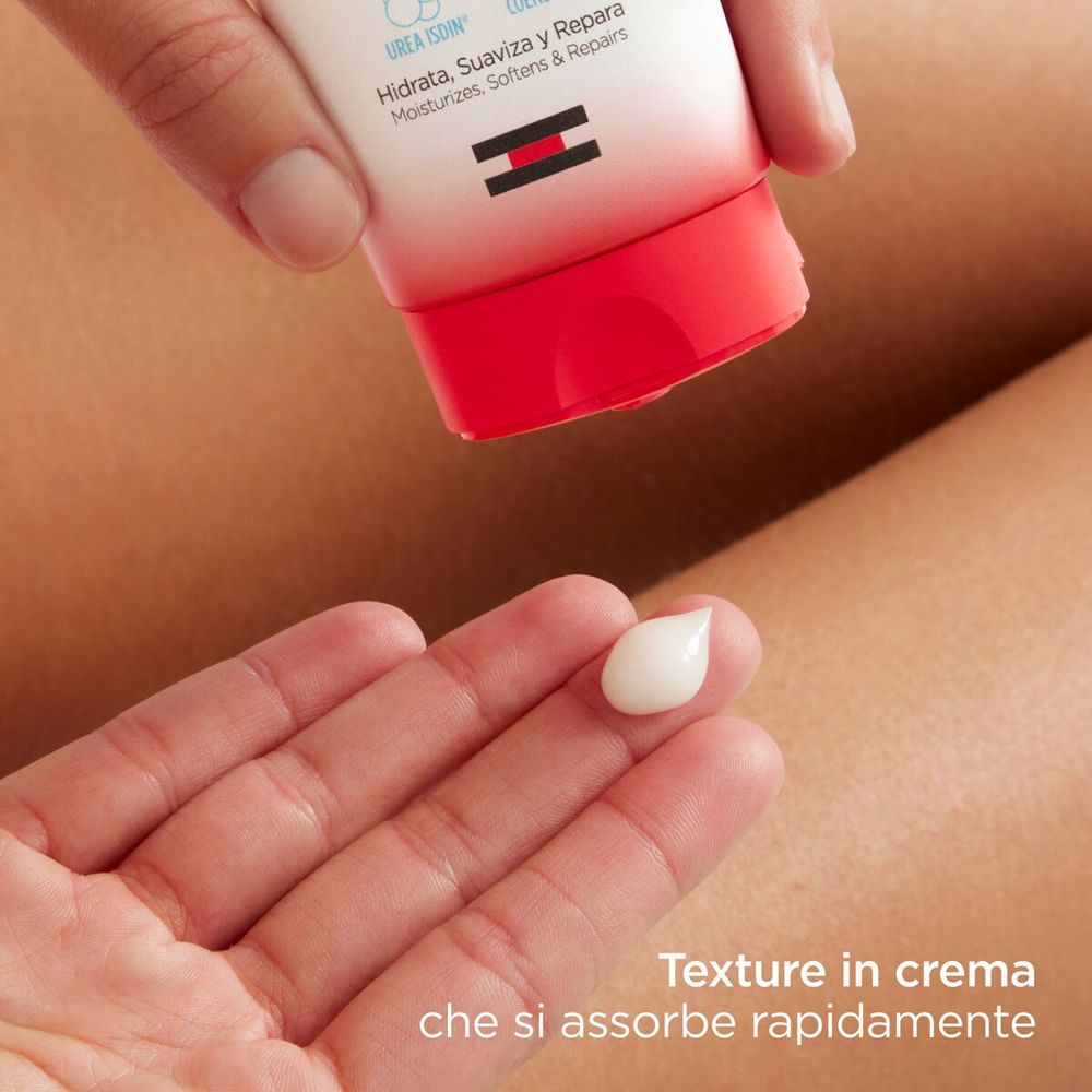 Mano con crema. Testo: Texture in crema che si assorbe rapidamente.