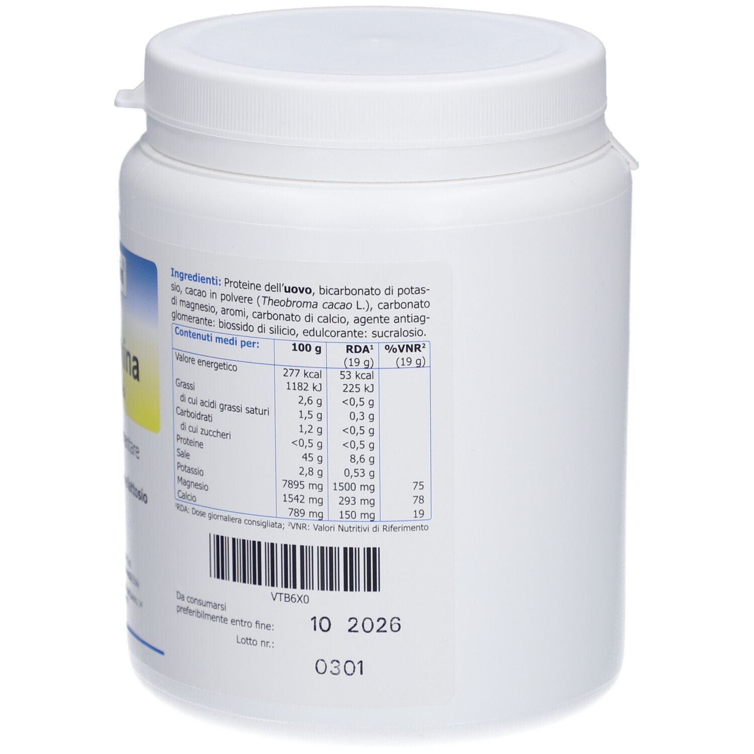 Contenitore bianco di integratore. Retro con elenco ingredienti e informazioni nutrizionali. Scadenza: 10 2026.