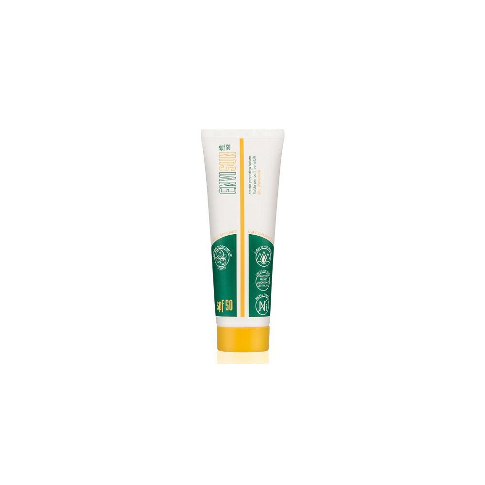 Tubo di crema SPF 50. Bianco, verde e giallo. Scritta: SPF 50. Icone del logo.