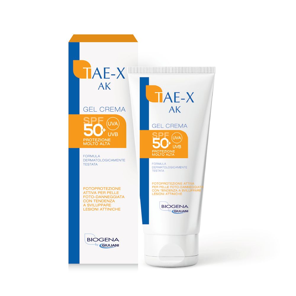 Weißer Tube mit TAE-X AK Gel Crema SPF 50+. Blaue und orangefarbene Akzente. BIOGENA Logo.
