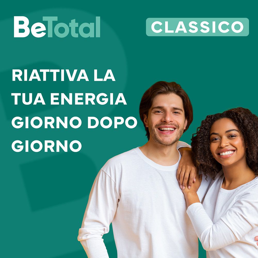 Due persone sorridenti su sfondo verde. Testo: BeTotal Classico. Riattiva la tua energia giorno dopo giorno.
