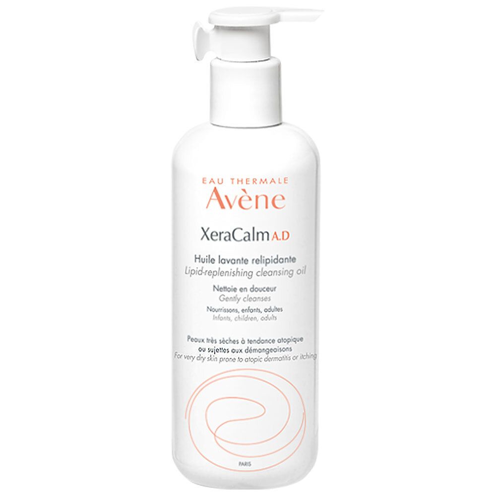 Flacone bianco con dosatore a pompa. Scritta: Eau Thermale Avène, XeraCalm A.D. Olio detergente relipidante. Per pelli secche a tendenza atopica.