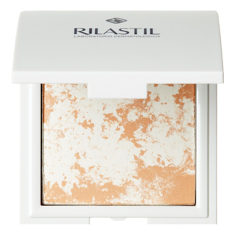 Confezione compatta bianca aperta. All'interno polvere con macchie bianco-beige. In alto è scritto "Rilastil".