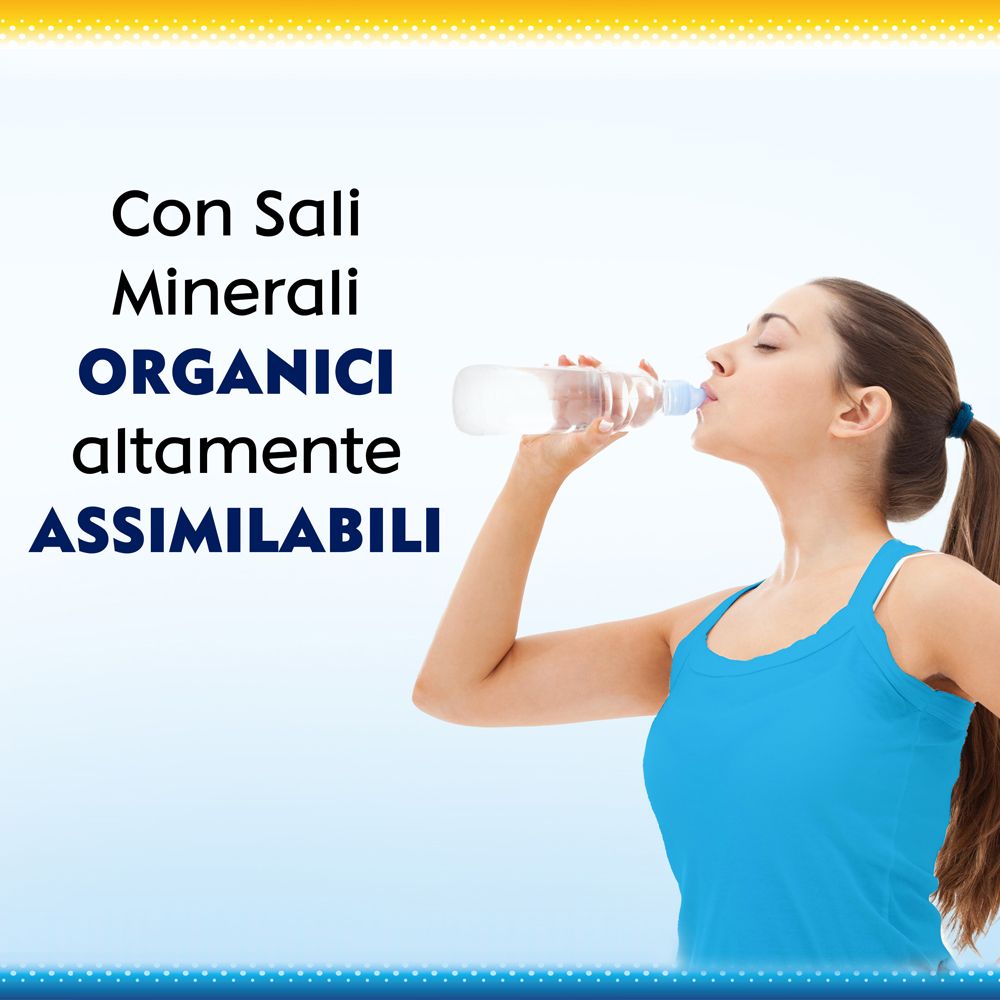 Donna beve acqua. Testo: Con Sali Minerali ORGANICI altamente ASSIMILABILI.