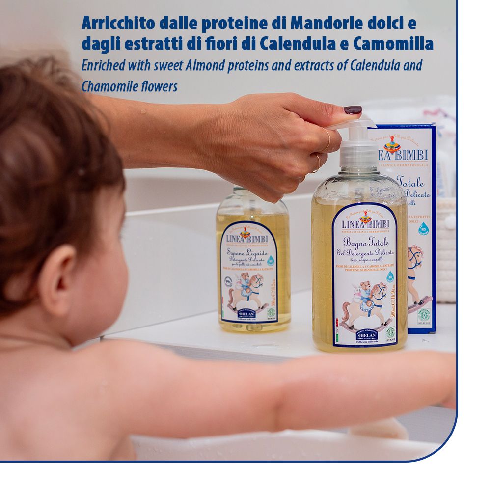Baby im Bad, Mutter wäscht. Flaschen: LINEA BIMBI, Bagno Totale. Text: Mit Mandelprotein und Calendula- und Kamillenblütenextrakten.