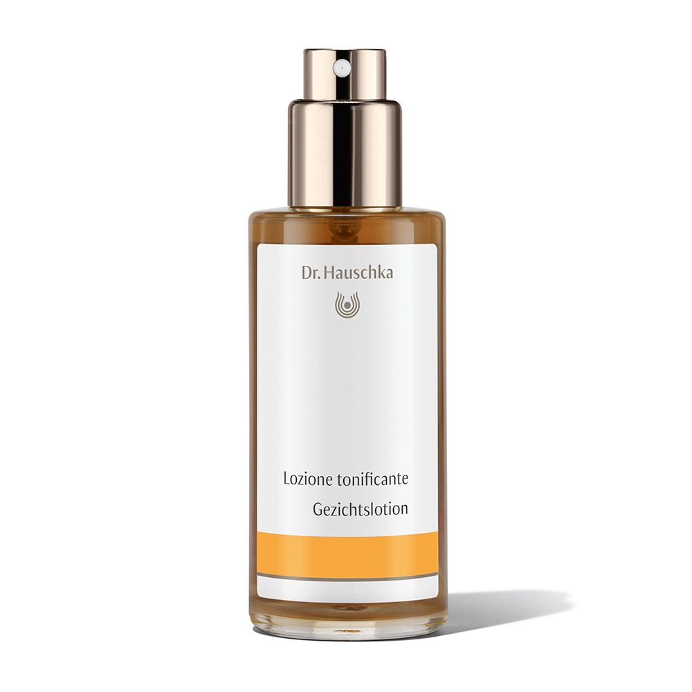Flacone di vetro marrone con vaporizzatore. Etichetta con testo: Gesichtstonikum. Marchio: Dr. Hauschka.