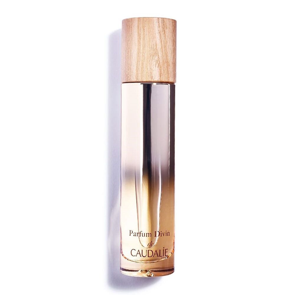 Flacone Parfum Divin con tappo in legno. Scritta CAUDALIE. Sfumatura da chiaro a scuro.
