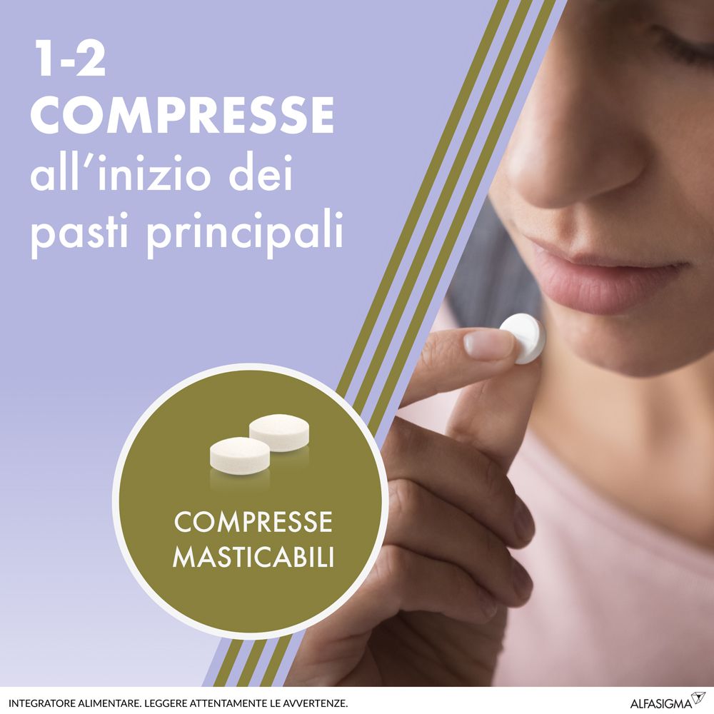 Primo piano di una mano che tiene una compressa. Testo: 1-2 compresse all'inizio dei pasti principali. Compresse masticabili.
