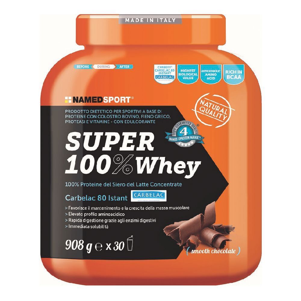 Barattolo arancione NAMEDSPORT Super 100% Whey. Etichetta nera con informazioni prodotto. Rappresentazione di scaglie di cioccolato.