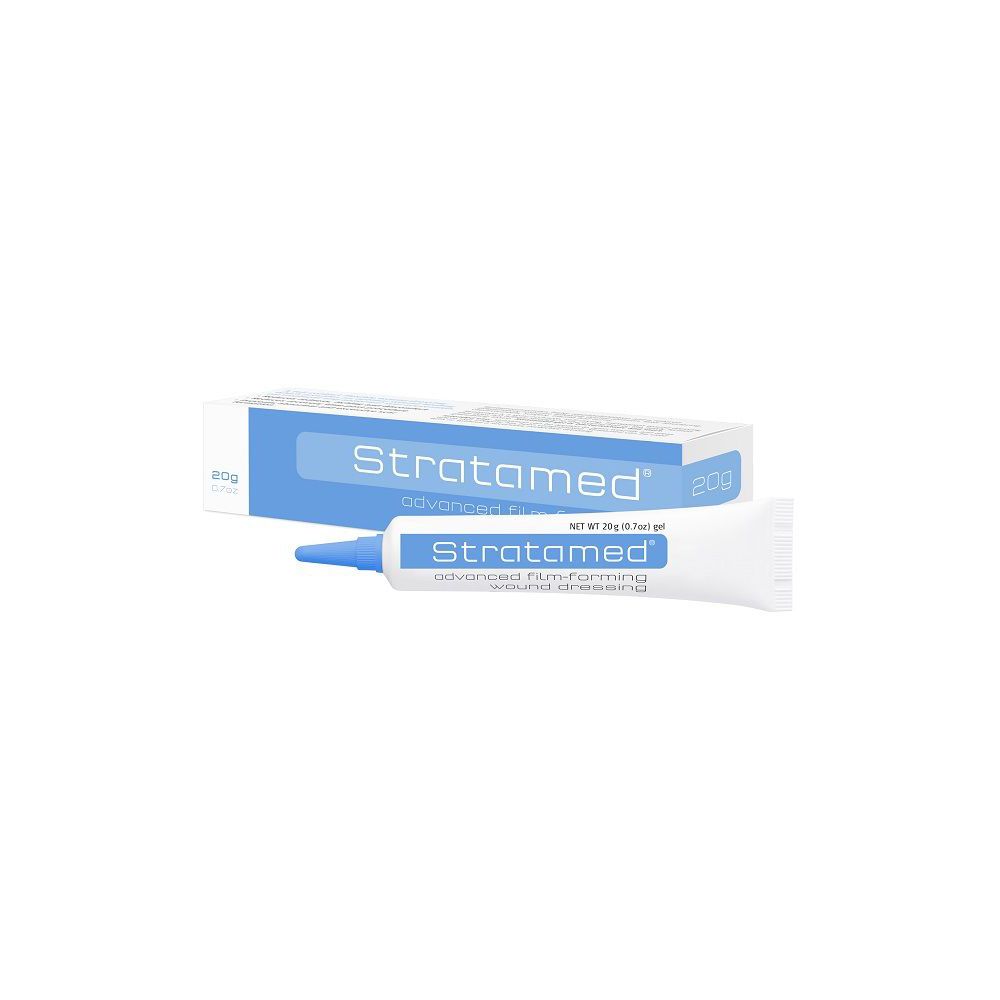 Tubo e scatola Stratamed. Il tubo è bianco con stampa blu, la scatola è blu e bianca. Testo: advanced film-forming wound dressing.