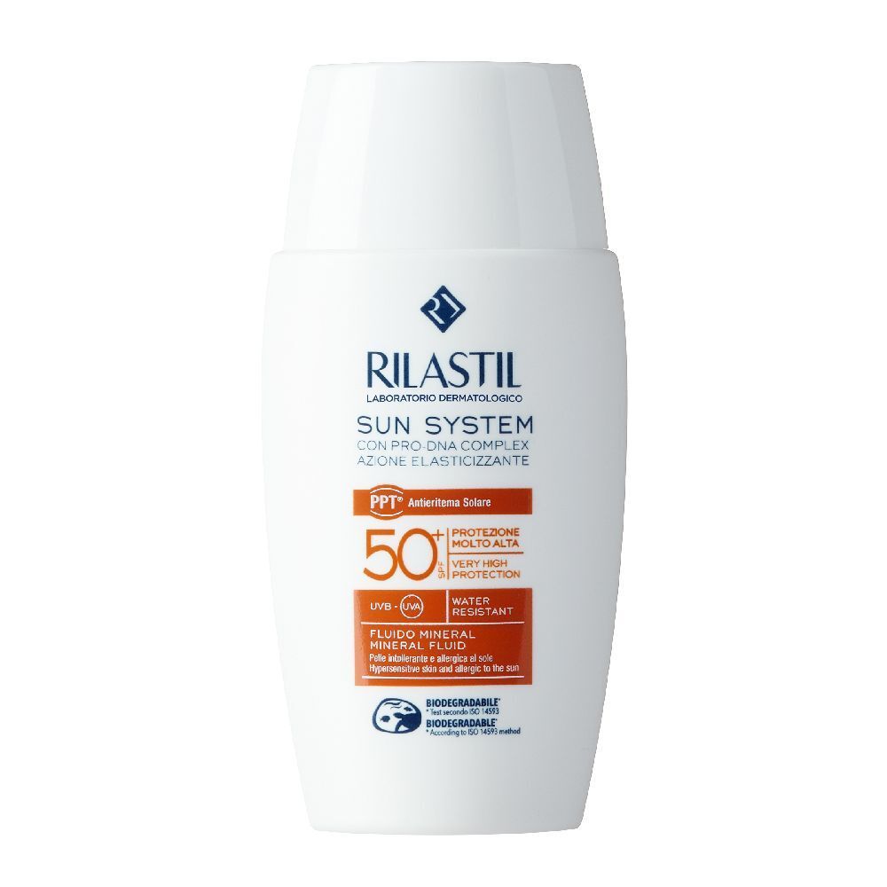 Flacone bianco con informazioni sul prodotto. Scritta: Rilastil Sun System, SPF 50+, Fluido Mineral. Resistente all'acqua.